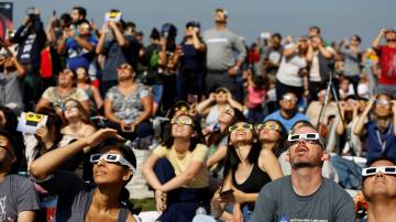 Pessoas observam eclipse solar em Los Angeles 21/8/2017 REUTERS/Mario Anzuoni