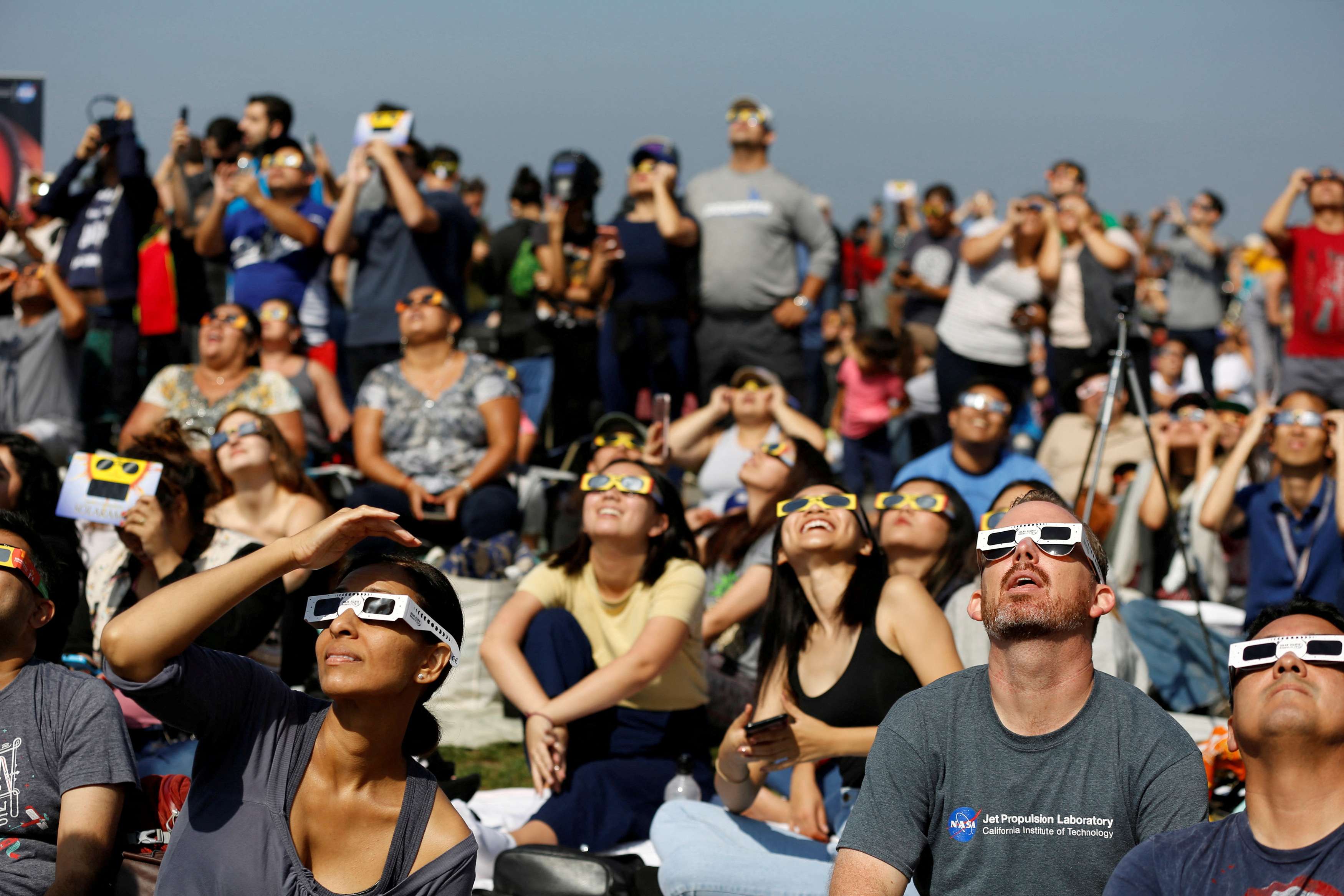Pessoas observam eclipse solar em Los Angeles em 2017 (Reuters/Mario Anzuoni)