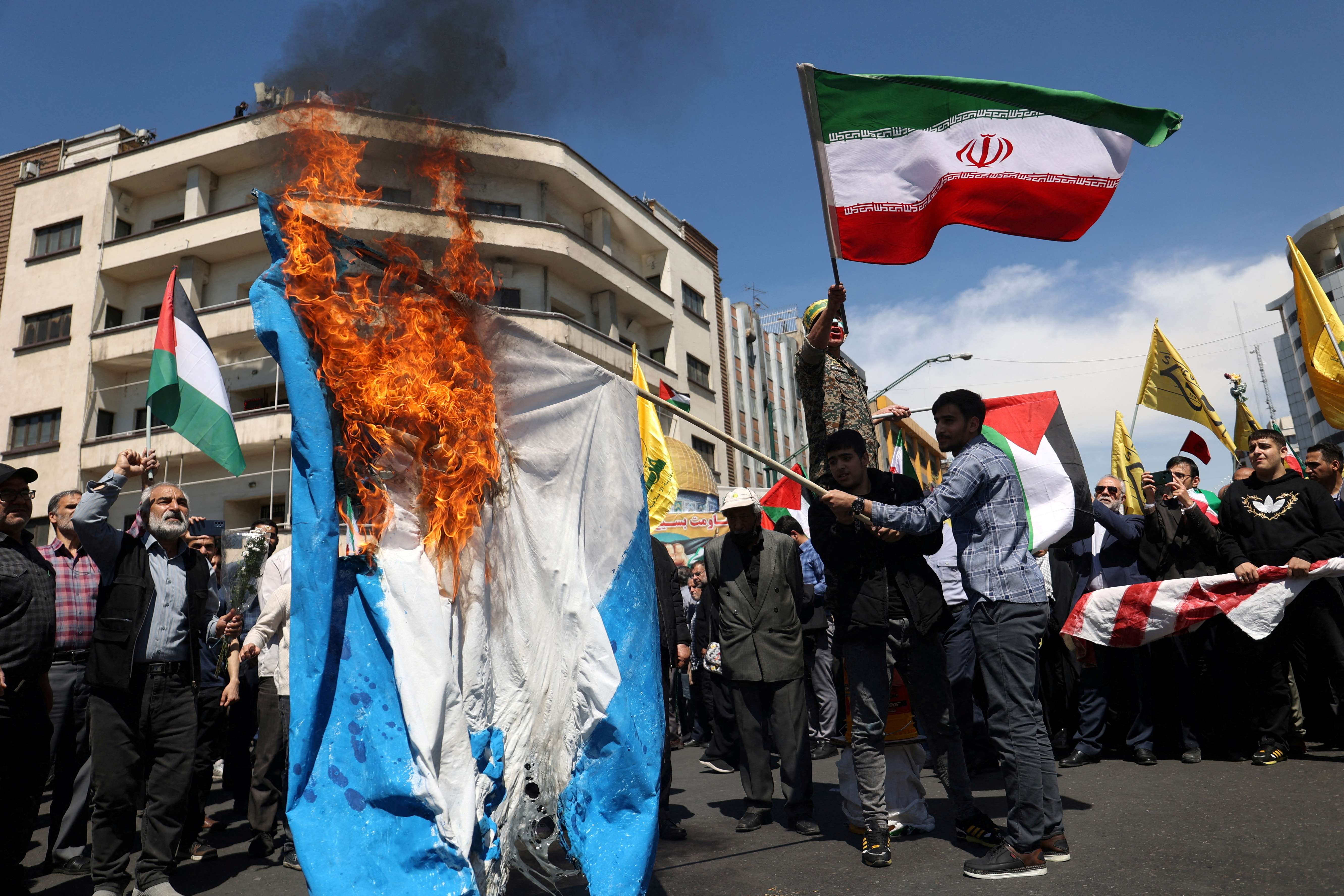 Iranianos protestam em Teerã durante funeral de membros da Guarda Revolucionária - 05/04/2024 (Majid Asgaripour/West Asia News Agency via Reuters)