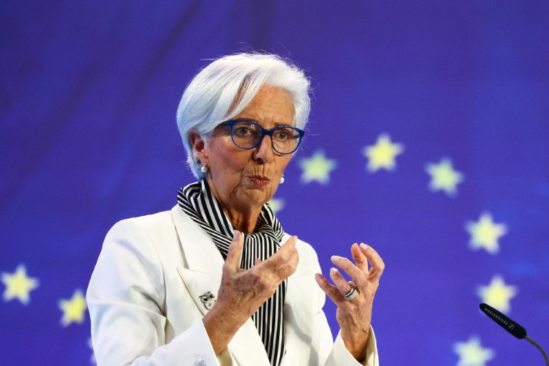 Lagarde diz que inflação deve continuar a cair, mas que há ...