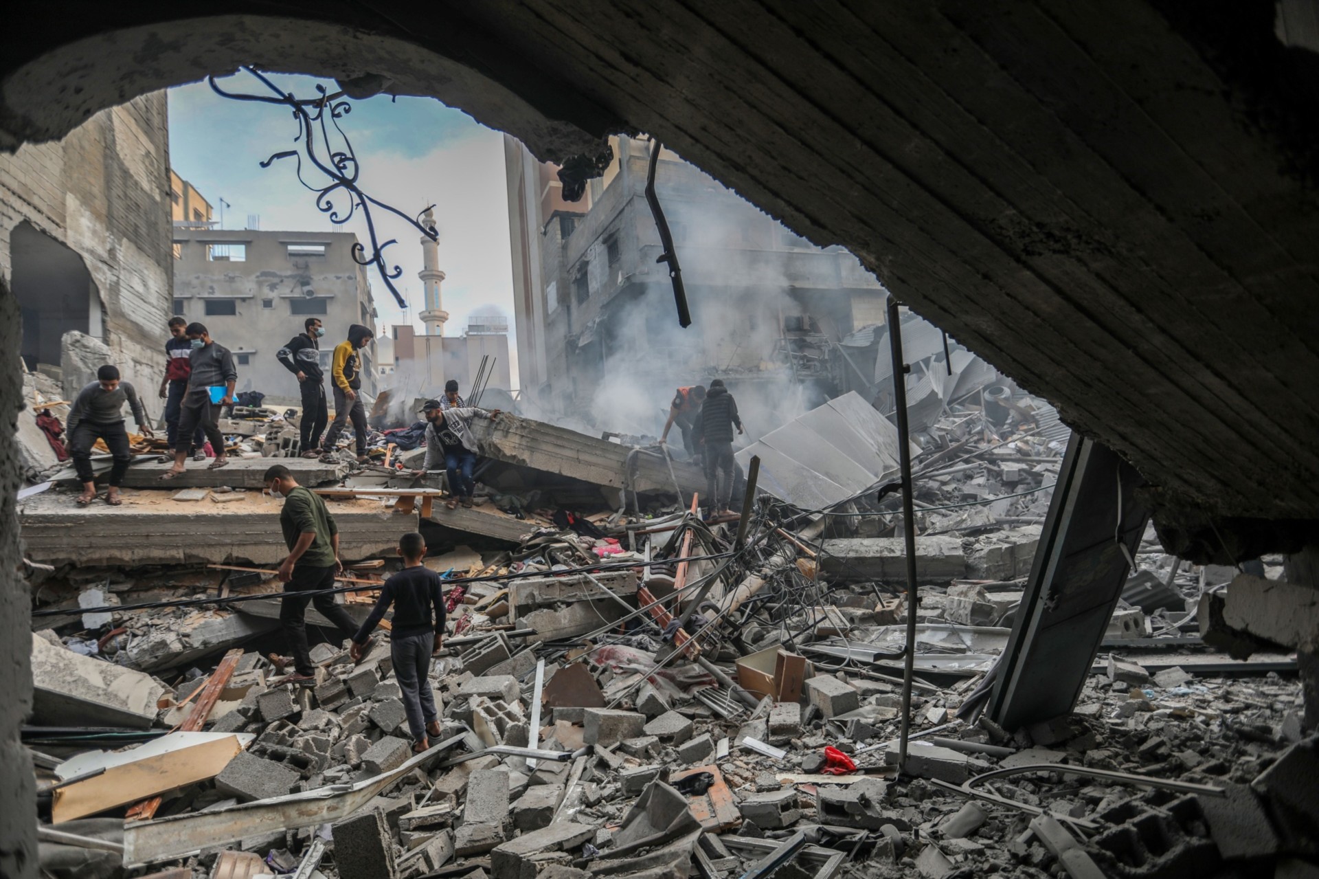 Moradores inspecionam a destruição causada por ataques aéreos em Khan Yunis, Gaza, em dezembro (Ahmad Hasaballah/Getty Images Europe)