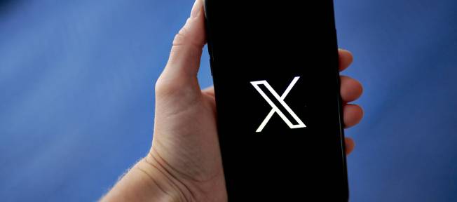 Celular com o logo do X, ex-Twitter (Gabby Jones/Bloomberg)