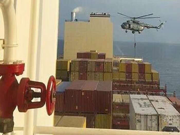 Navio de bandeira portuguesa ligado a Israel sendo abordado por militares do Irã (Imagem de vídeo da agência IRNA)