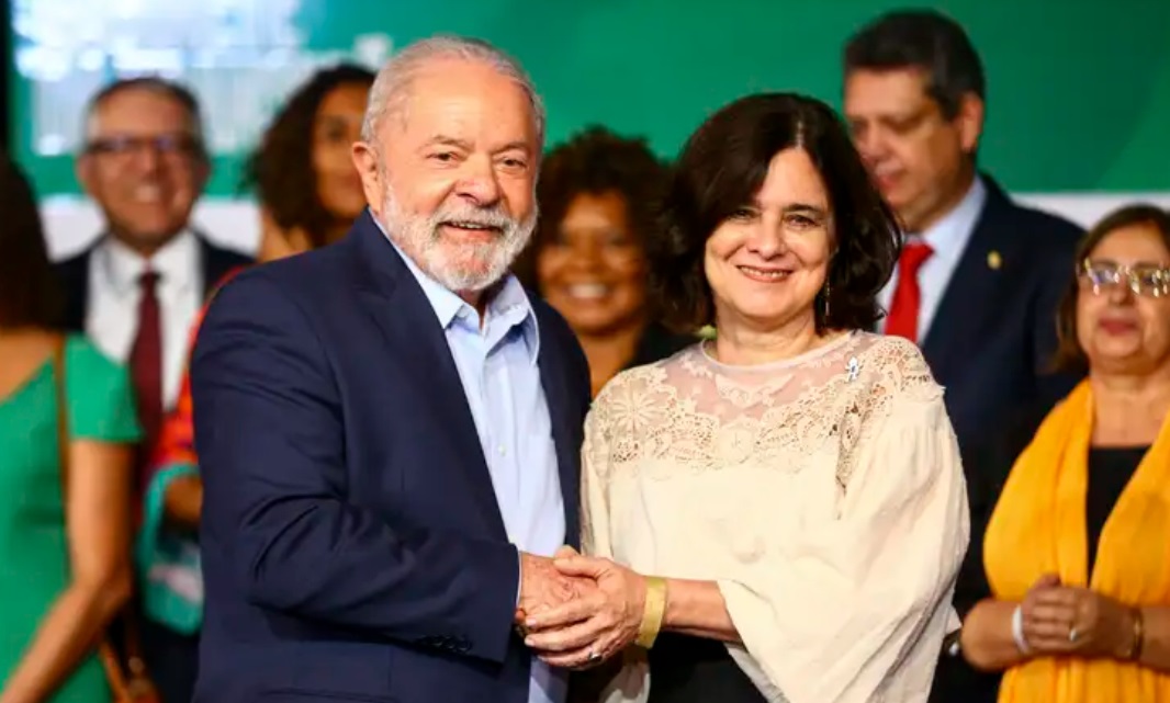 O presidente Luiz Inácio Lula da Silva e a ministra da Saúde, Nísia Trindade (Foto: Marcelo Camargo/Agência Brasil)