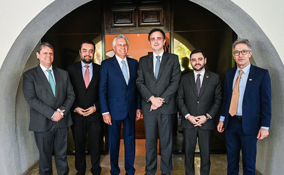 Na residência oficial: (esq. para dir.) Tarcísio de Freitas(SP), Claudio Castro (RJ), Ronaldo Caiado (GO), Rodrigo Pacheco, Gabriel Souza (RS) e Romeu Zema (MG) (Foto: Pedro Gontijo/Senado Federal)