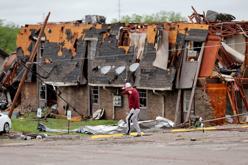 Cena de destruição após tornados atingem Oklahoma, nos EUA, em 28 de abril (Bryan Terry/The Oklahoman/USA Today Network via Reuters)