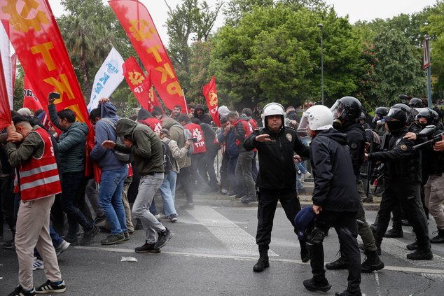 Manifestantes turcos tentam desafiar proibição e marchar na Praça Taksim para comemorar o Primeiro de Maio em Istambul, na Turquia (Reuters/Dilara Senkaya)