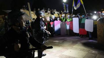 Policiais e manifestantes pró-palestinos na Universidade da Califórnia 2/5/2024 REUTERS/Aude Guerrucci