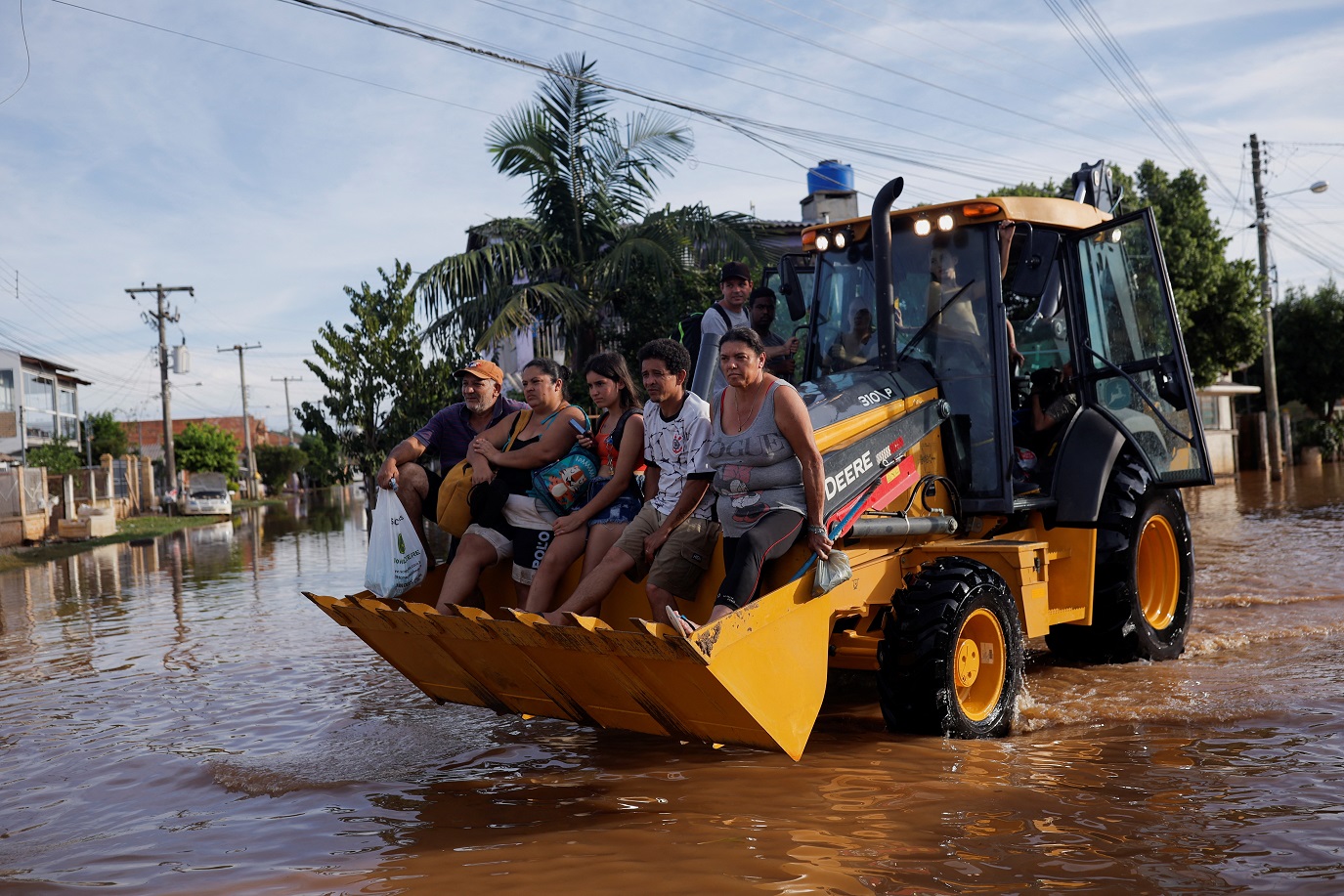 Pessoas são retiradas de suas casas em Eldorado do Sul devido às enchentes no Rio Grande do Sul (REUTERS/Amanda Perobelli)