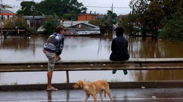 Homens conversam enquanto monitoram suas casas à distância com medo de roubos durante enchentes em Porto Alegre, Rio Grande do Sul, Brasil, 12 de maio de 2024. REUTERS/Amanda Perobelli