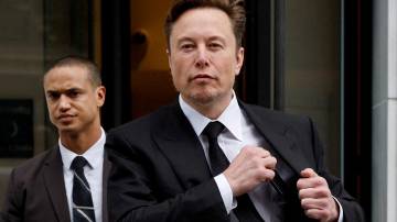 Elon Musk deixa escritório da Tesla em Washington acompanhado de segurança (Foto: Jonathan Ernst/Reuters)