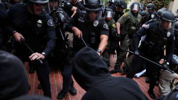 Policiais na Universidade da Califórnia em Irvine 15/5/2024 REUTERS/Mike Blake