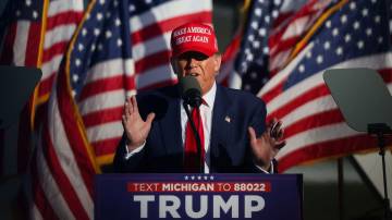 Ex-presidente e candidato republicano à Presidência dos EUA, Donald Trump, durante comício em Freeland, no Michigan 01/05/2024 REUTERS/Brendan McDermid