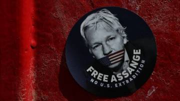 Adesivo representando o fundador do WikiLeaks, Julian Assange, colado em uma cabine telefônica em Londres -19 /05/2024 (Foto: Hollie Adams/Reuters)