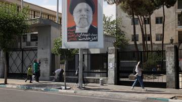 Cartaz com foto do presidente Ebrahim Raisi em rua de Teerã 20/5/2024 Majid Asgaripour/WANA (West Asia News Agency) via REUTERS