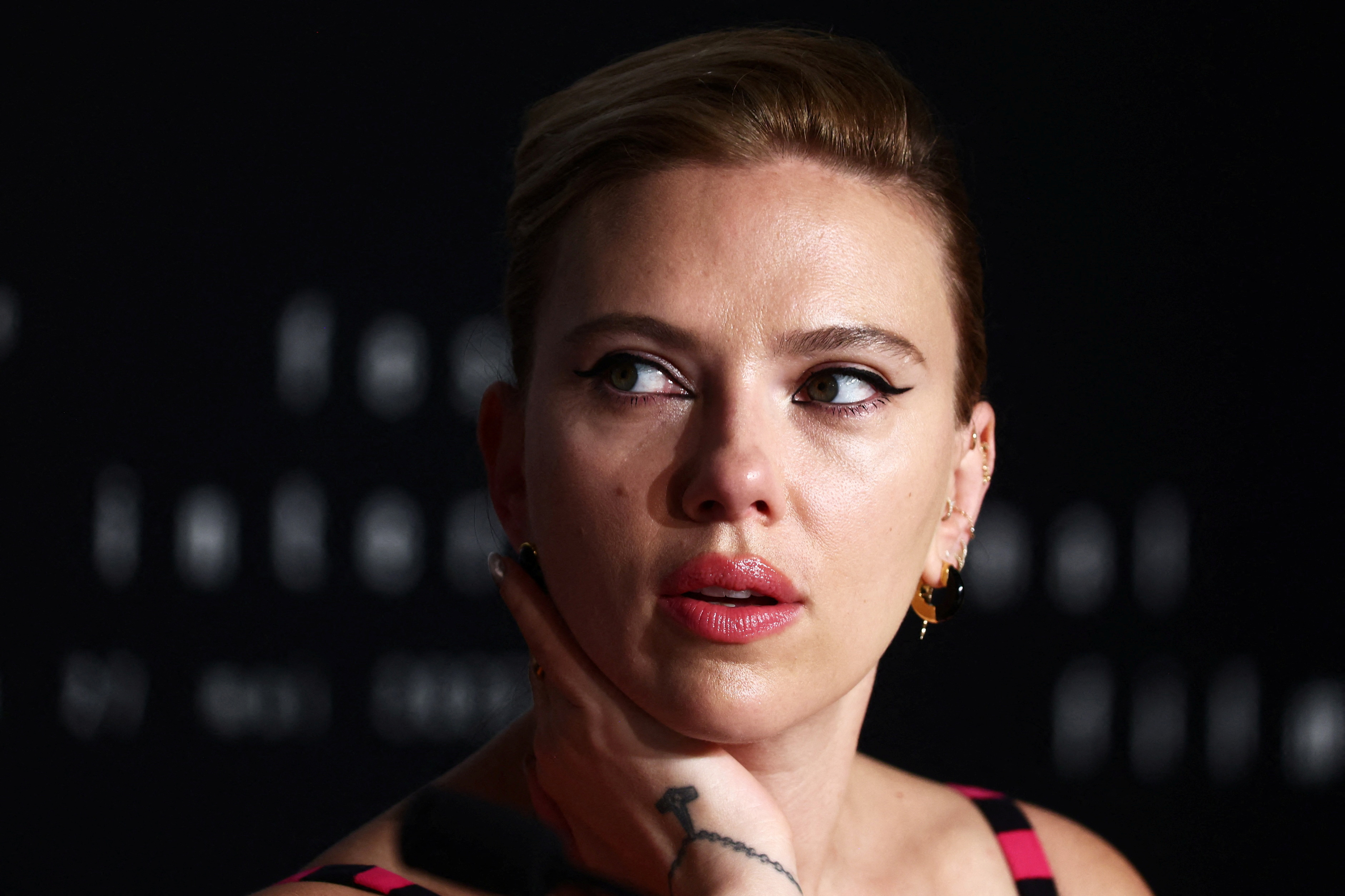 A atriz Scarlett Johansson participa de entrevista no Festival de Cannes de 2023 (REUTERS/Yara Nardi/File Photo)