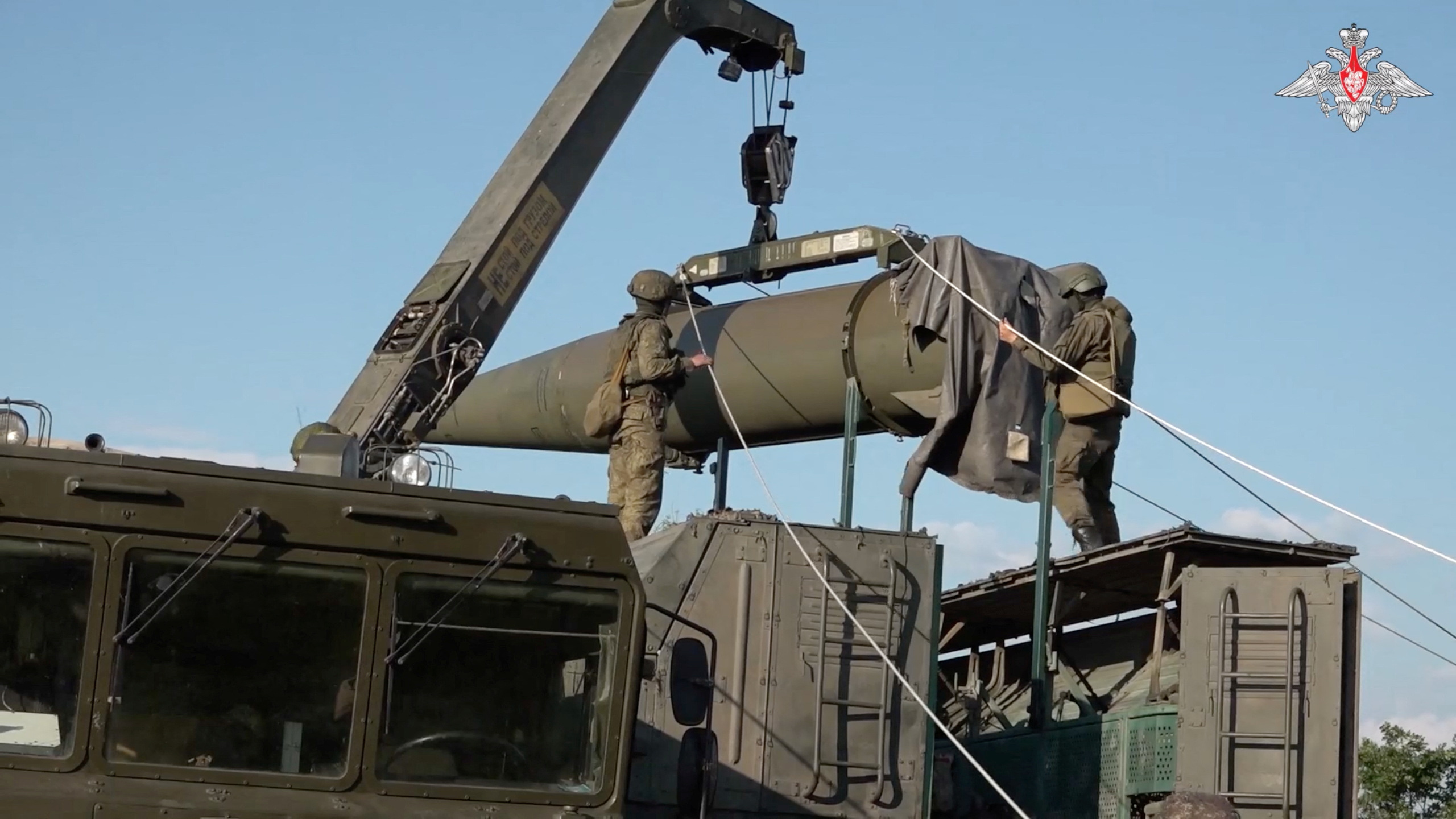 Militares russos participam da primeira etapa de exercícios militares, envolvendo treinamento prático na preparação e uso de armas nucleares não estratégicas, em local desconhecido no Distrito Militar Sul da Rússia, nesta imagem tirada de vídeo divulgado em 21 de maio de 2024 (Ministério da Defesa da Rússia/Folheto via REUTERS)