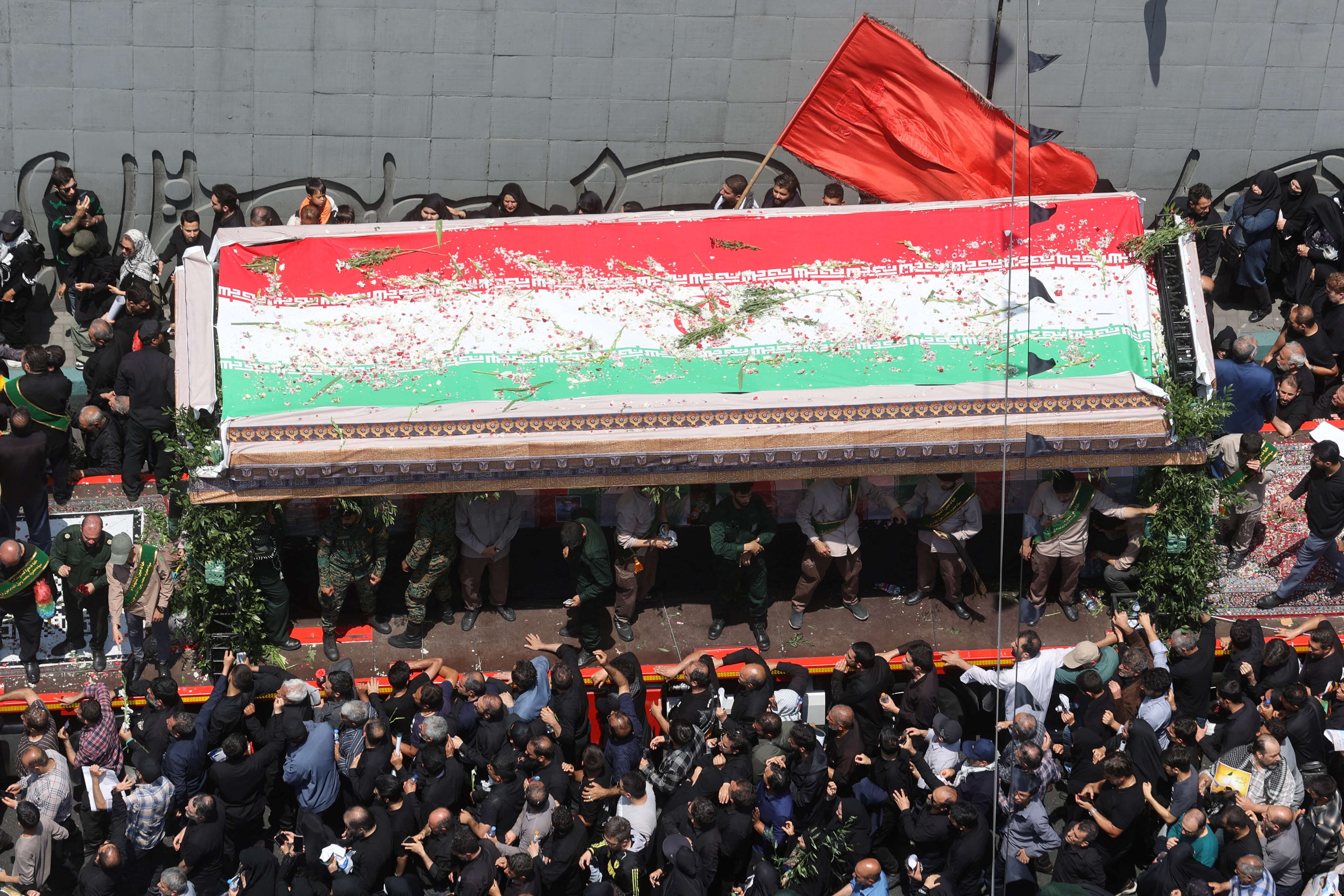 Multidão comparece ao funeral das vítimas do acidente de helicóptero que matou o presidente do Irã, Ebrahim Raisi – 22/05/2024 (Foto: Majid Asgaripour/WANA, via Reuters)