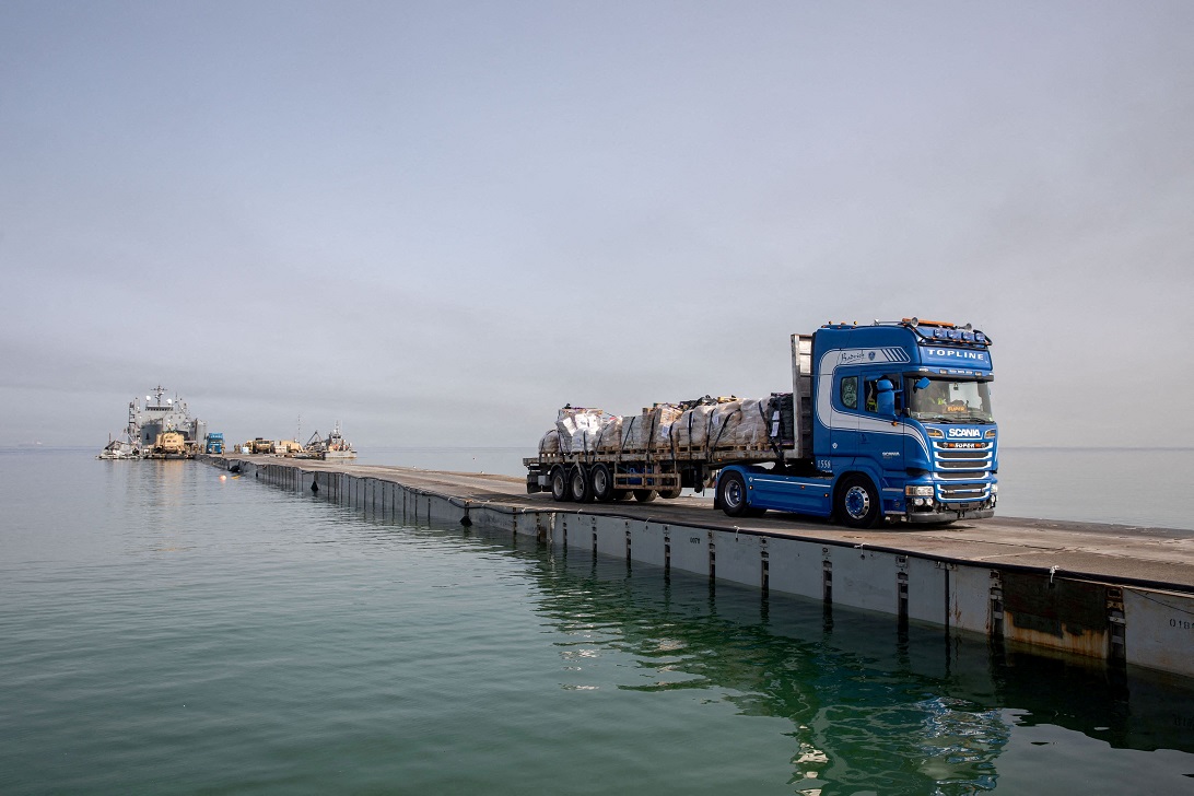 Caminhão transporta ajuda humanitária por cais temporário ao largo da Faixa de Gaza
19/05/2024
Central do Exército dos EUA/Divulgação via REUTERS