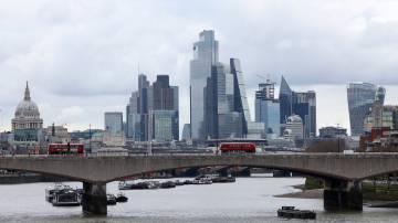 Ônibus cruzam a ponte Waterloo com o distrito financeiro da cidade de Londres visto atrás, em Londres, Grã-Bretanha (REUTERS/Toby Melville/Foto de arquivo)