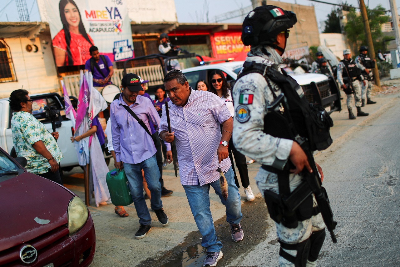 Ramiro Solorio, candidato a prefeito de Acapulco pelo Partido Encuentro Social (PES), é acompanhado por membros da Guarda Nacional Mexicana durante campanha no México REUTERS/Raquel Cunha