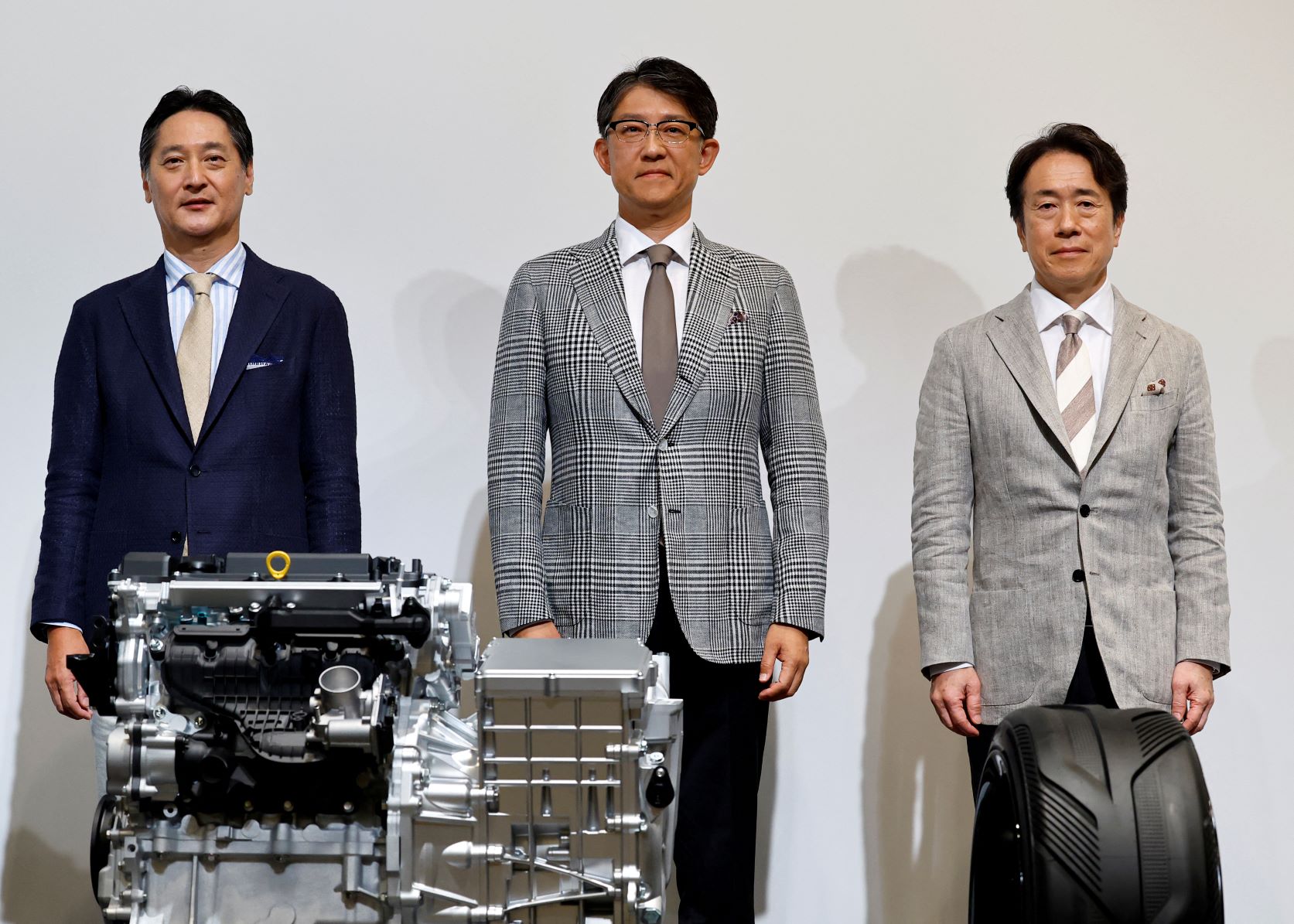 O CEO da Subaru, Atsushi Osaki, o CEO da Toyota, Koji Sato, e o CEO da Mazda, Masahiro Moro, posam durante uma sessão de fotos em uma coletiva de imprensa prometendo desenvolver cada um um novo motor em Tóquio, Japão, 28 de maio de 2024. REUTERS/Kim Kyung-Hoon