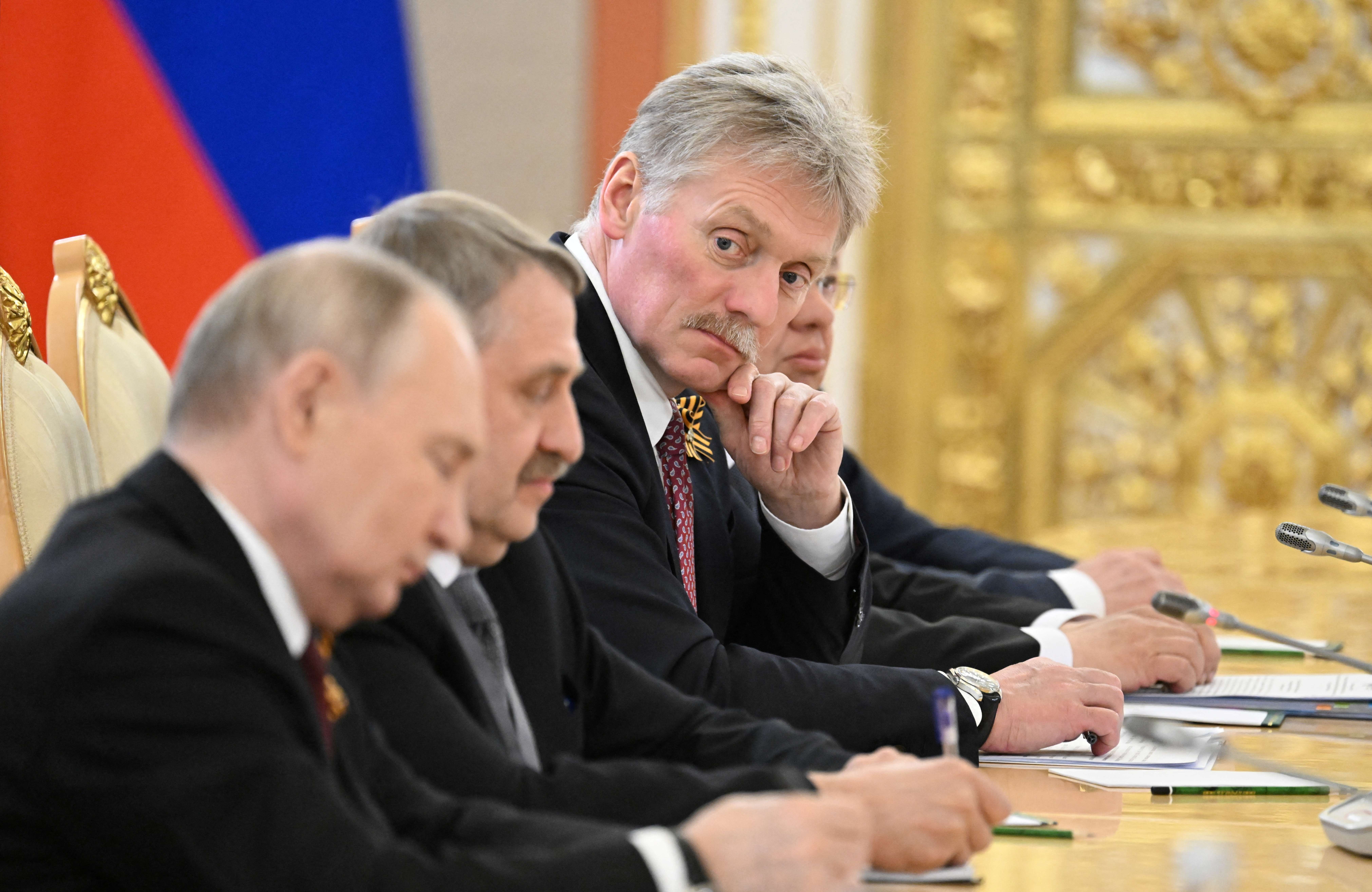 O porta-voz do Kremlin, Dmitry Peskov, em reunião com Vladimir Putin - 9/5/2024 (Foto: Alexei Maishev/Sputinik via Reuters)