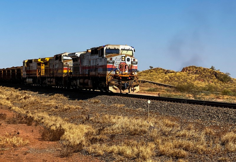 Trem carregando minério de ferro de mina da Rio Tinto na Austrália (Foto: Reuters)