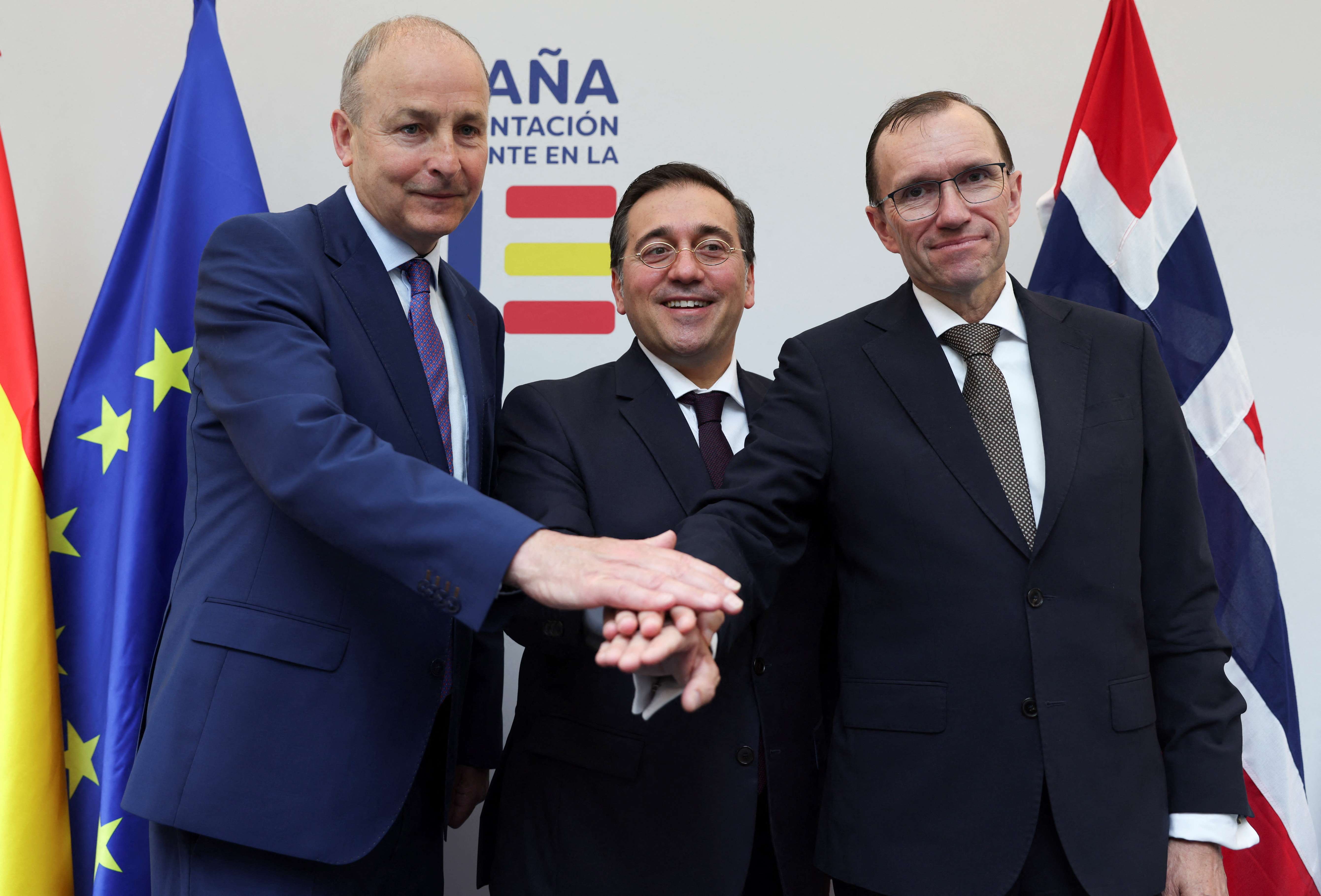 Ministros das Relações Exteriores José Manuel Albares (Espanha), Espen Barth Eide (Noruega) e Micheal Martin (Irlanda) em Bruxelas - 27/5/2024 (Foto: Johanna Geron/Reuters)
