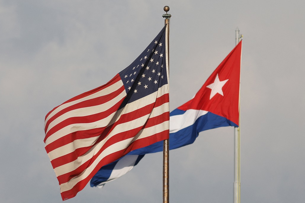 Bandeiras dos Estados Unidos e de Cuba na embaixada dos EUA em Havana
13/05/2024 REUTERS/Alexandre Meneghini