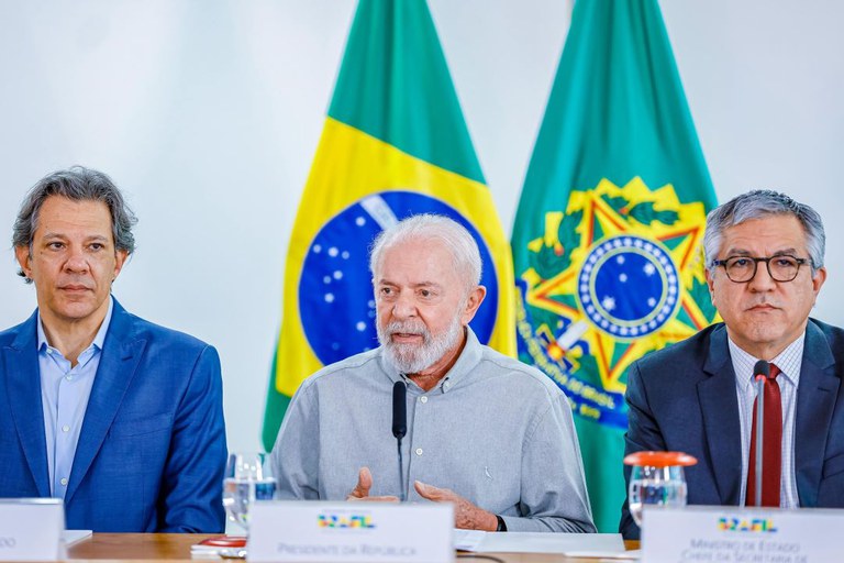 Presidente Lula e os ministros Fernando Haddad (Fazenda) e Alexandre Padilha (Relações Institucionais) durante reunião com prefeitos de municípios do Rio Grande do Sul - Foto: Ricardo Stuckert/PR