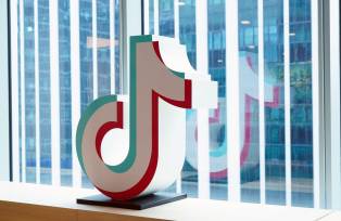 Logo do TikTok em Cingapura (Ore Huiying/Bloomberg)