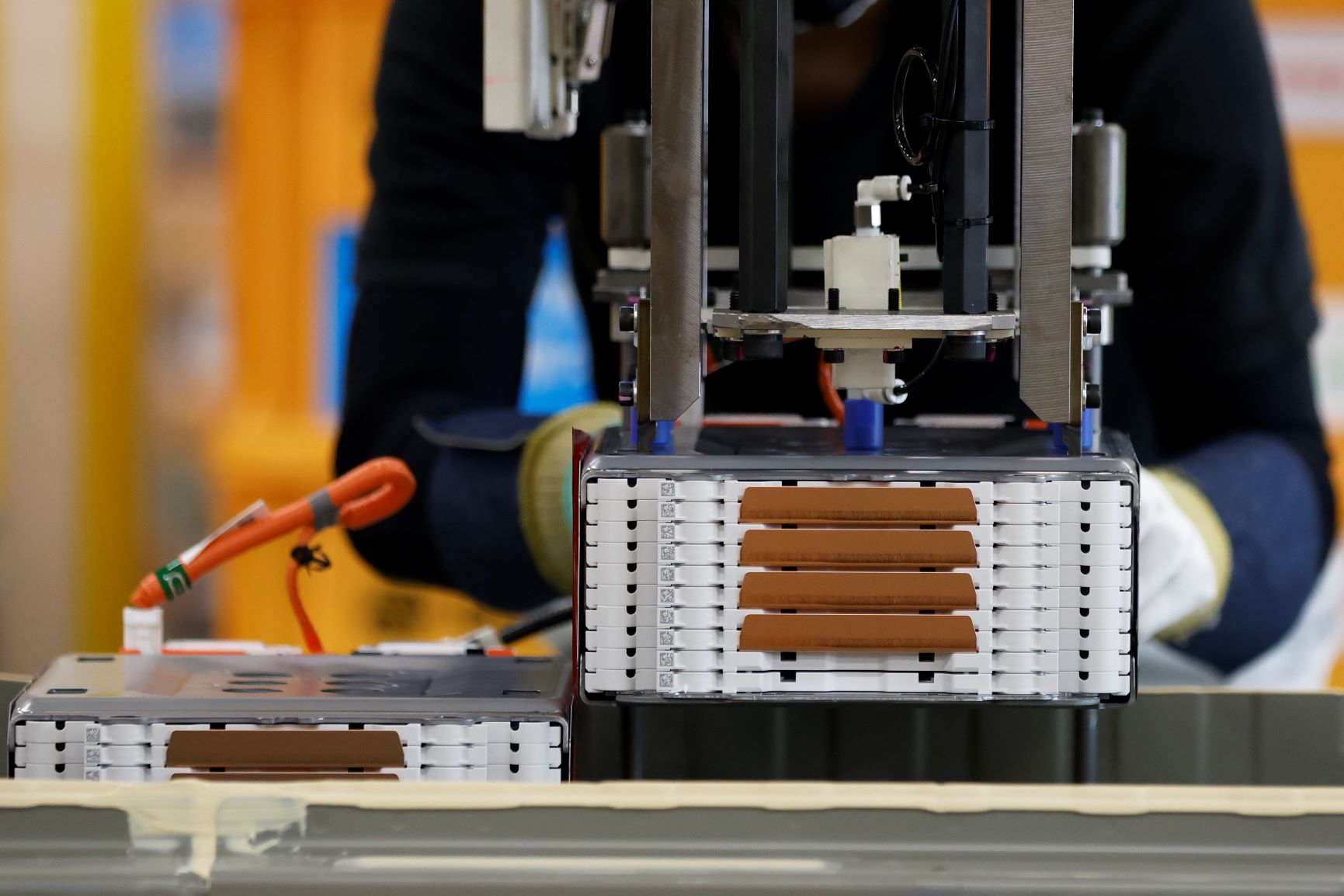 Um trabalhador instala uma pilha de baterias de íons de lítio em uma bateria de um veículo elétrico.

Fotógrafo: Kiyoshi Ota/Bloomberg