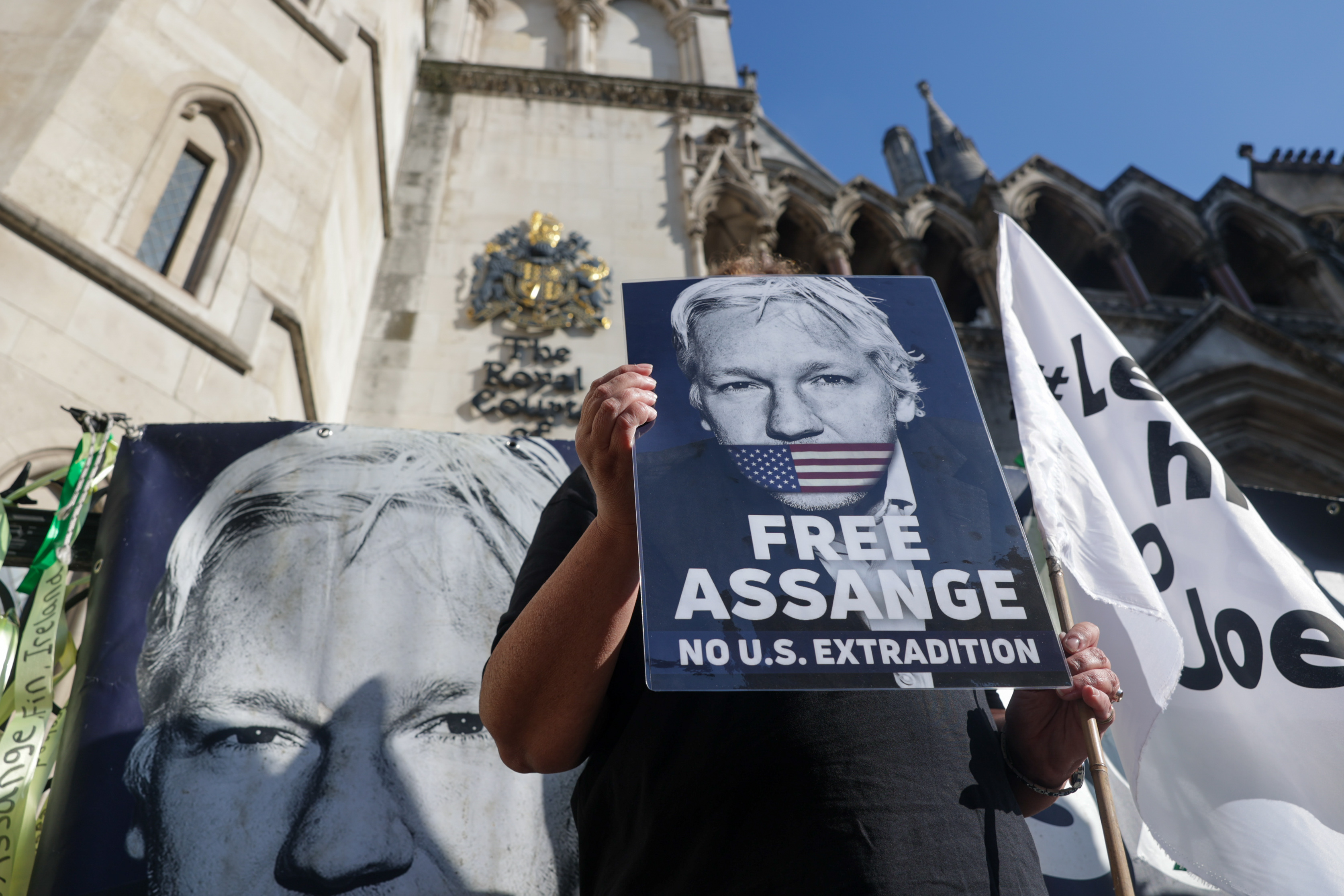 Manifestantes do lado de fora do Royal Courts of Justice em Londres, em 20 de maio (Carlos Jasso/Bloomberg)