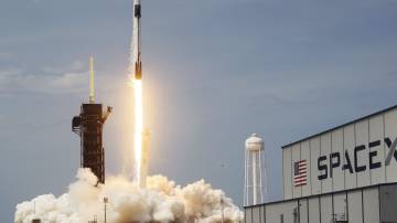 O foguete SpaceX Falcon 9 com a espaçonave tripulada Crew Dragon decola da plataforma de lançamento 39A no Centro Espacial Kennedy em 30 de maio de 2020 em Cabo Canaveral, Flórida (Joe Raedle/Getty Images)