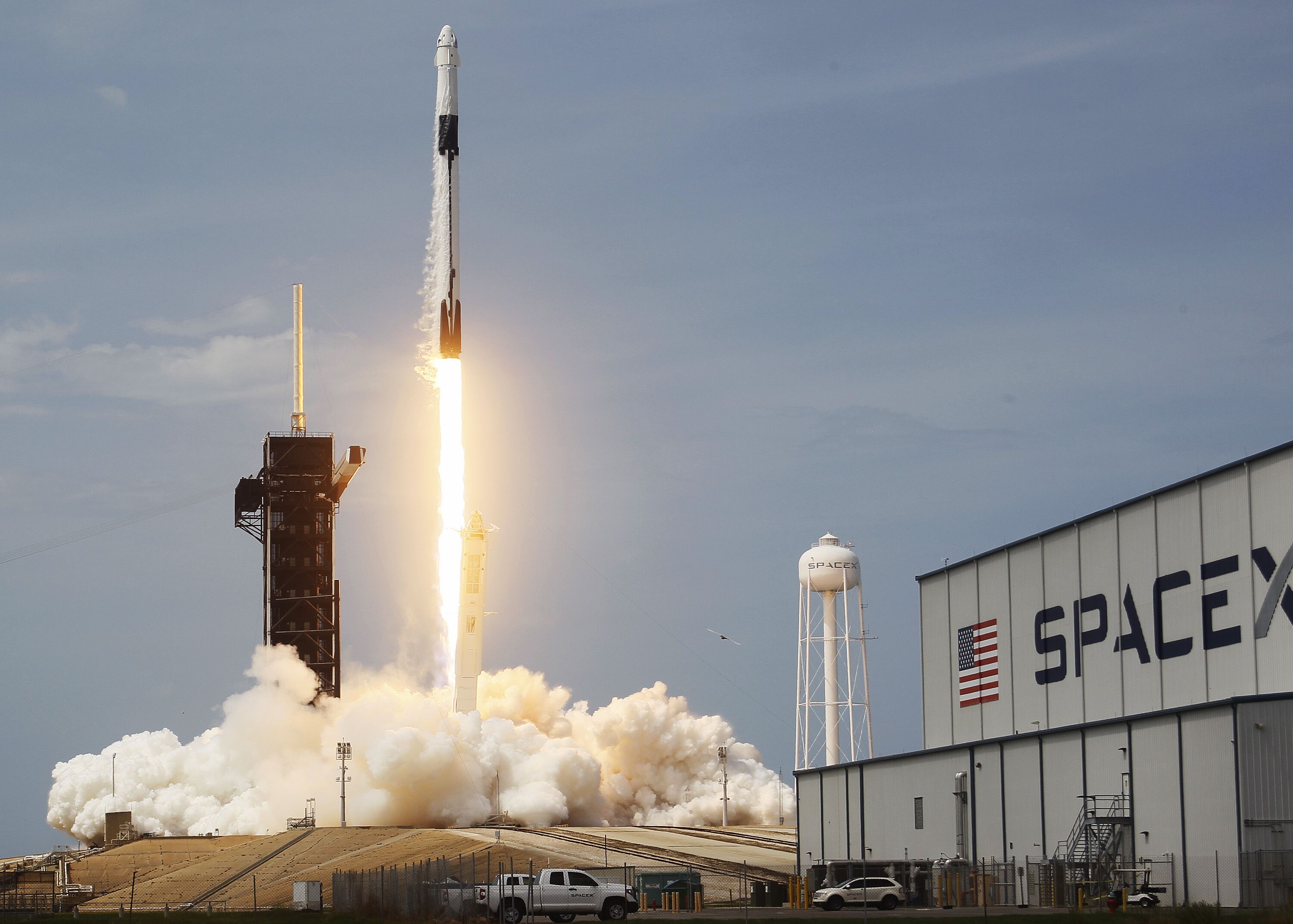 O foguete SpaceX Falcon 9 com a espaçonave tripulada Crew Dragon decola da plataforma de lançamento 39A no Centro Espacial Kennedy em 30 de maio de 2020 em Cabo Canaveral, Flórida (Joe Raedle/Getty Images)