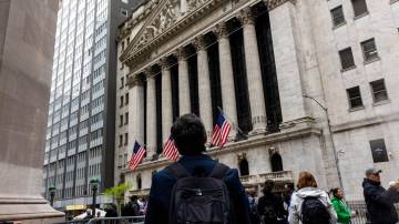 Wall Street perto da Bolsa de Valores de Nova York (NYSE)