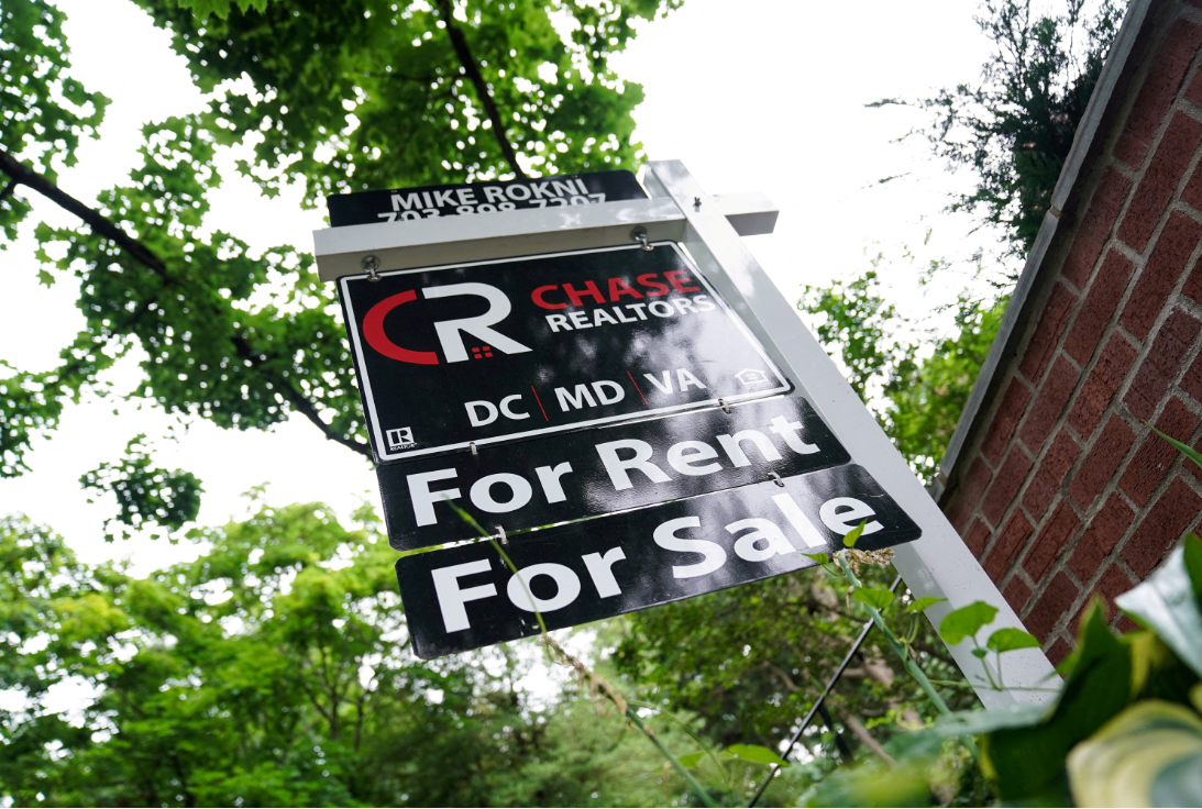 Placa de aluguel ou venda de casa em Washington - Estados Unidos (Foto: REUTERS/Sarah Silbiger/File Photo)

