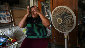 Mulher usa ventilador para lidar com o calor em Veracruz, no México