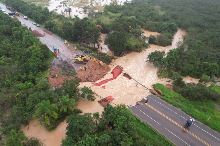 Trecho em obras da BR-290, que liga Porto Alegre ao sul do estado gaúcho, após enchentes terem derrubado parte da pista (Foto: Divulgação/DNIT)