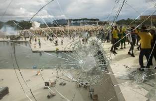 Manifestantes invadiram e depredaram as sedes dos Poderes Executivo, Legislativo e Judiciário, no dia 8 de janeiro de2023, em Brasília (DF) (Foto: Joedson Alves/Agência Brasil)