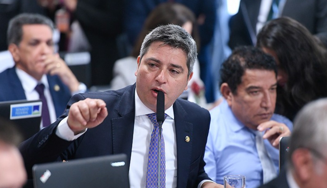 O senador Carlos Portinho (PL-RJ) é relator do projeto do senador Flávio Arns (PSB-PR) (Foto: Edilson Rodrigues/Agência Senado)