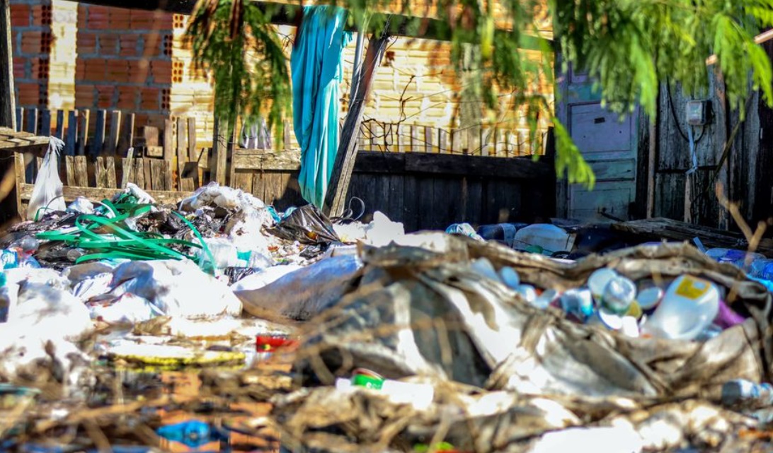 Acúmulo de lixo favorece o aparecimento de doenças como a leptospirose (Foto: Rafa Neddermeyer/Agência Brasil)