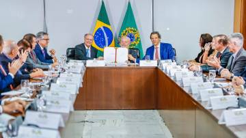 O presidente Luiz Inácio Lula da Silva, ao lado do vice Geraldo Alckmin (PSB) e do ministro da Fazenda, Fernando Haddad (PT) (Foto: Ricardo Stuckert/PR)