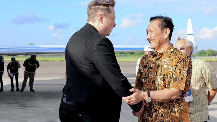 Elon Musk é recebido em Bali pelo ministro da Saúde da Indonésia, Budi Gunadi Sadikin (Foto: Reprodução X/@indonesiago_id)