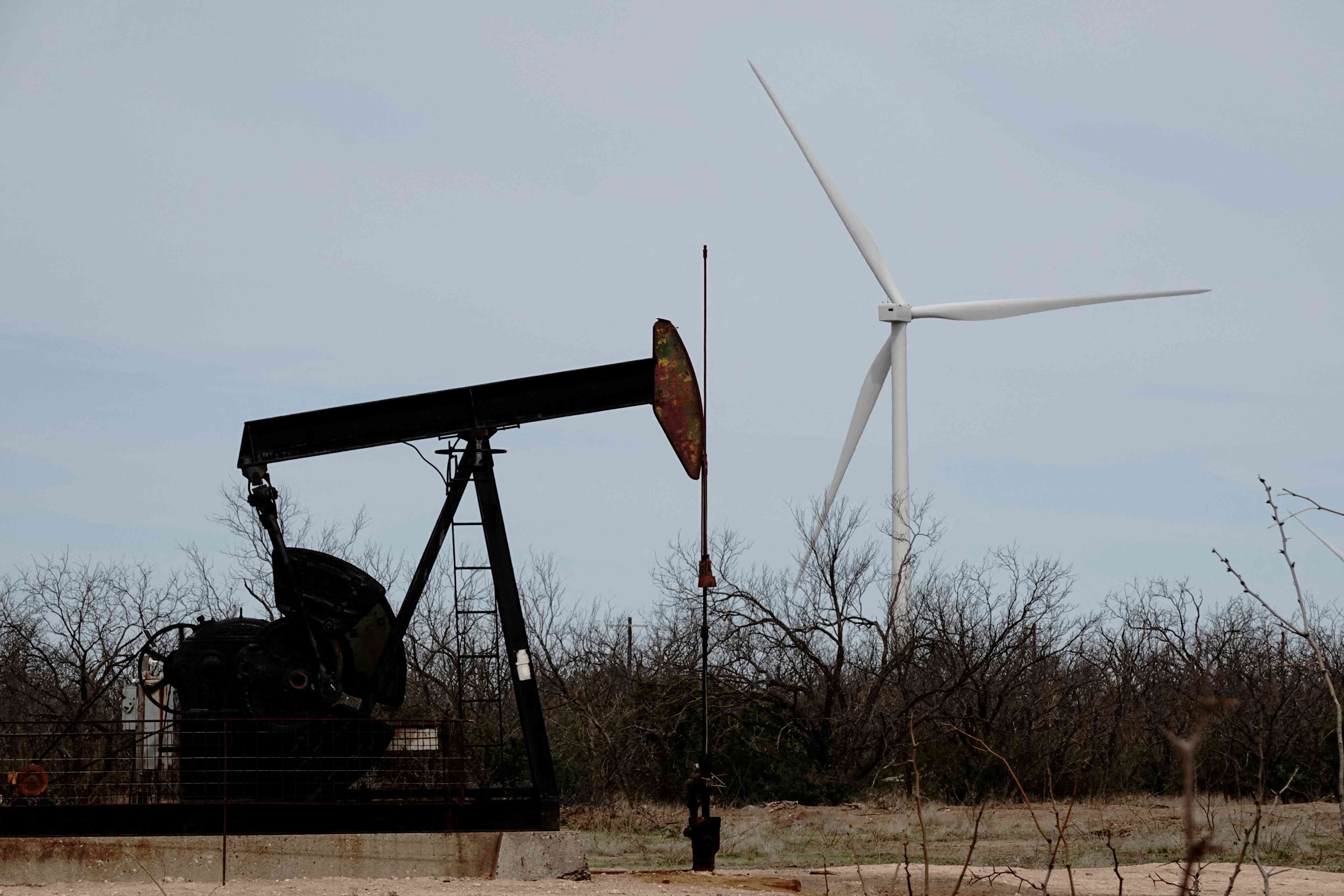 Barril de petróleo fecha em leve alta com aperto na oferta Por Poder360