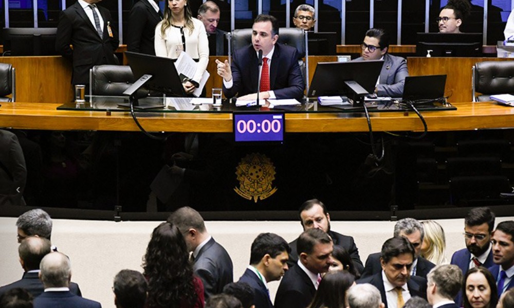 O senador Rodrigo Pacheco (PSD-MG) comanda sessão conjunta do Congresso Nacional (Foto: Jefferson Rudy/Agência Senado)