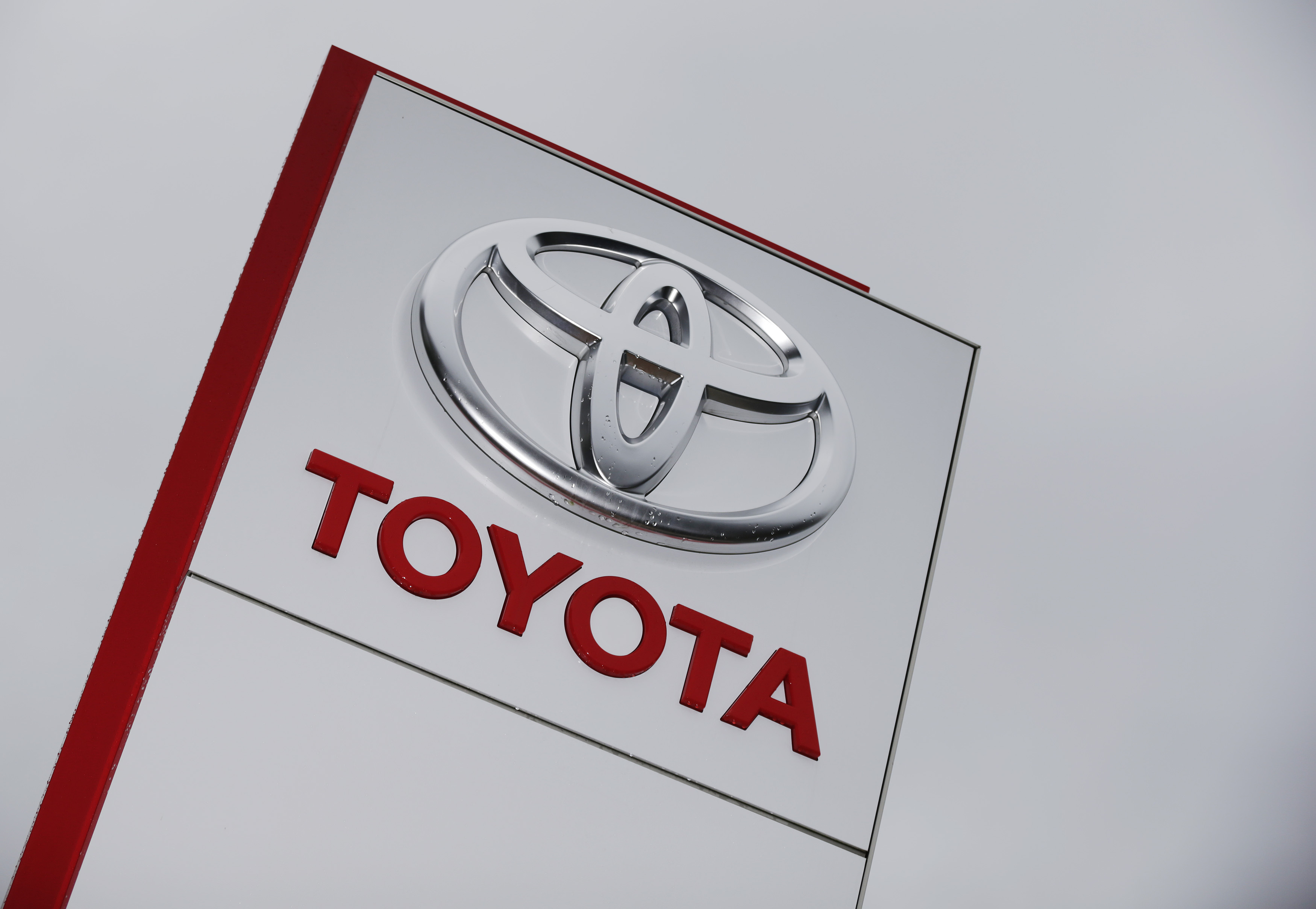 Logo da Toyota em concessionária de automóveis próxima de Zurique
10/12/2012
REUTERS/Michael Buholzer