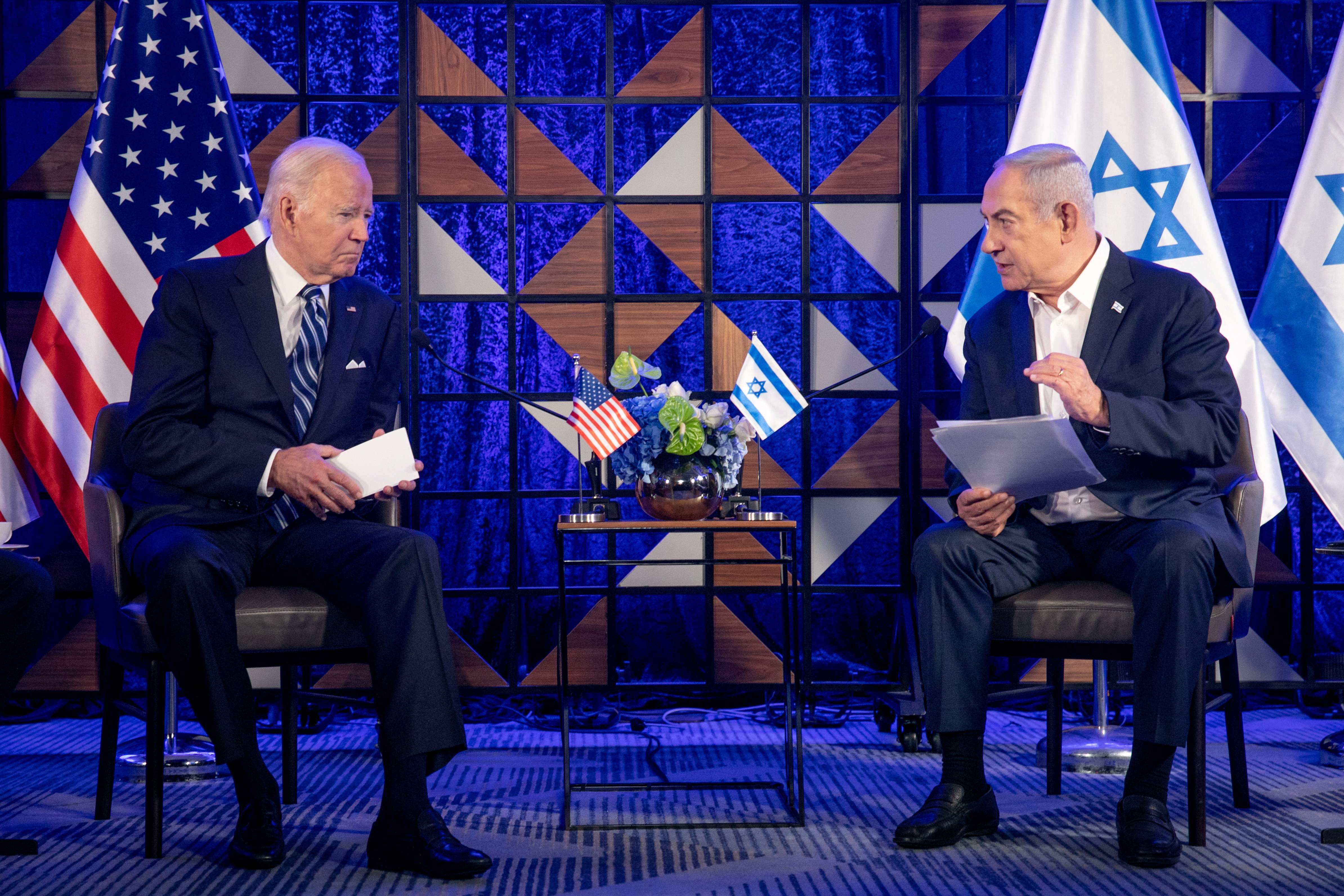 Joe Biden e Benjamin Netanyahu em Tel Aviv (Foto: Miriam Alster/Pool via Reuters)