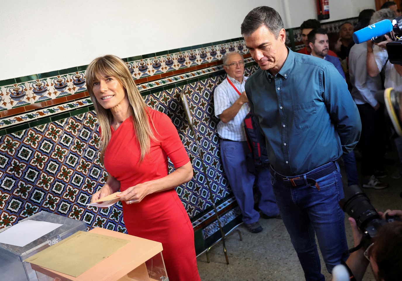 Pedro Sánchez e sua mulher, Begoña Gómez, votam nas eleições gerais, em Madri - 
23/07/2023 (Foto: Nacho Doce/Reuters)